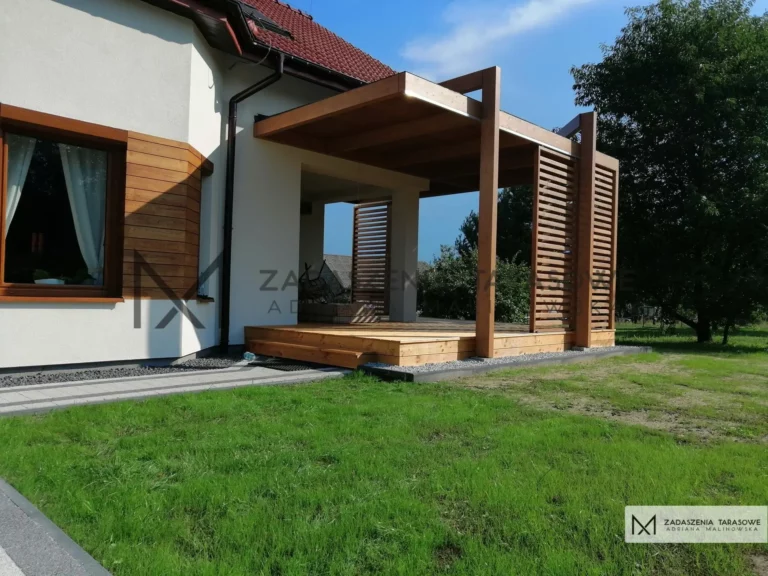 narożna zabudowa pergolą z drewna z tarasem