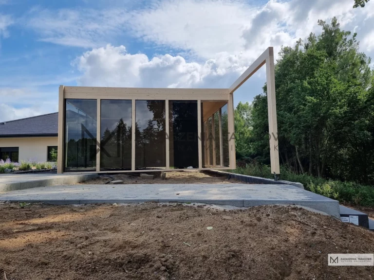 nowoczesna altana ze szkłem grafitowym