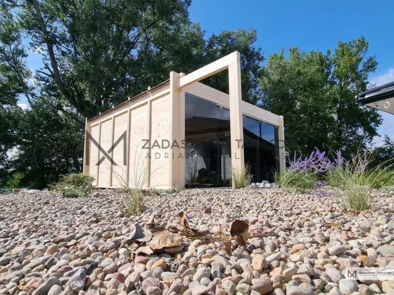 nowoczesna altana ze szkłem w ogrodzie