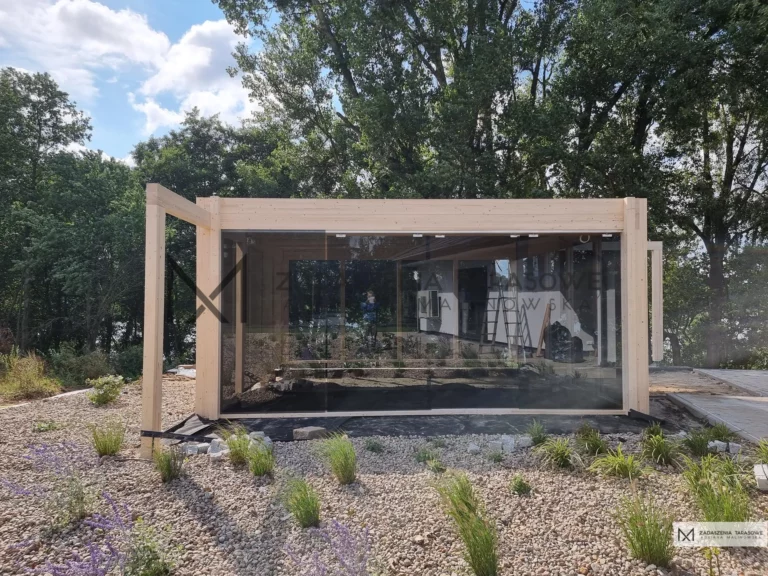 nowoczesna altana ze szkłem wolnostojąca