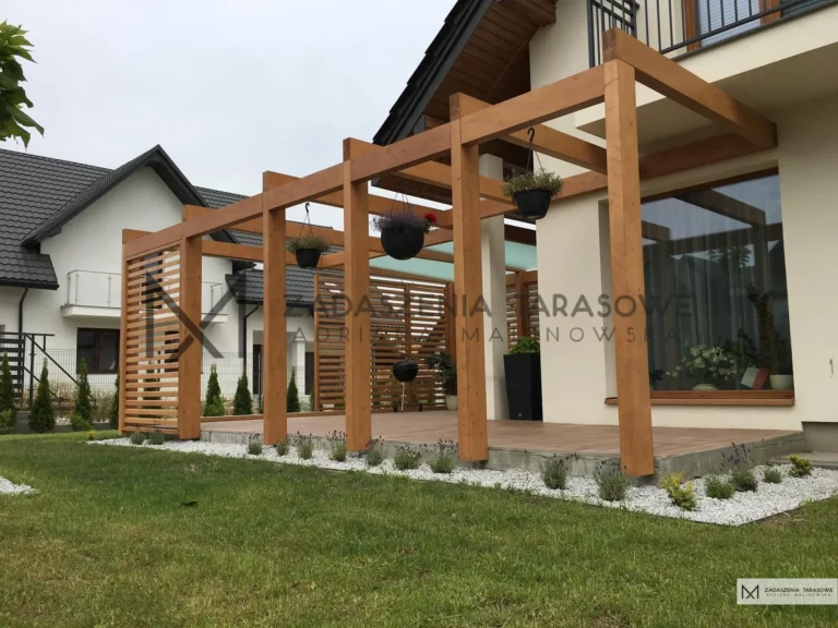 nowoczesna pergola z częściowym zadaszeniem i ażurami