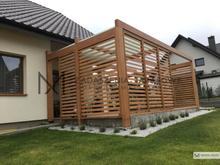 nowoczesna pergola z częściowym zadaszeniem szklanym