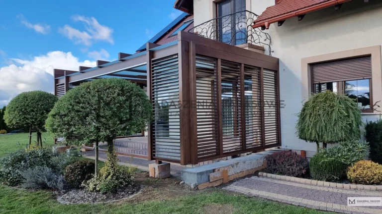 nowoczesna pergola z żaluzjami z drewna