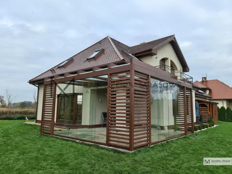 pergola tarasowa rozsuwana z drewnem