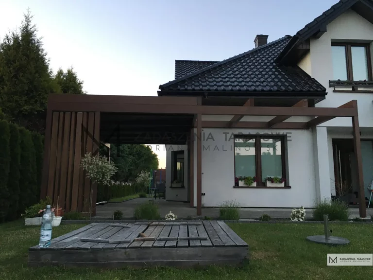 pergola z drewnianym dachem