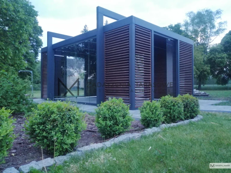 altana na działce z zabudową