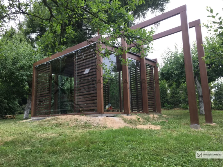 altana zamykana z pergolą