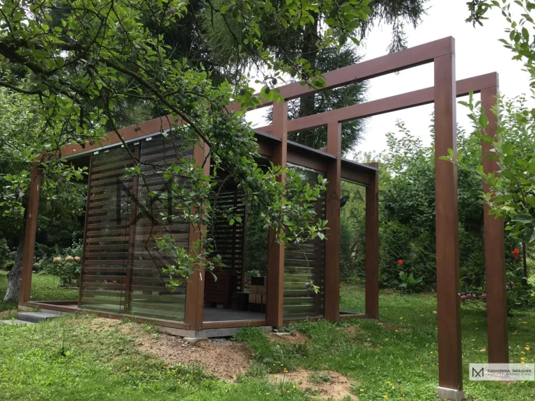 ze szkłem i ażurami