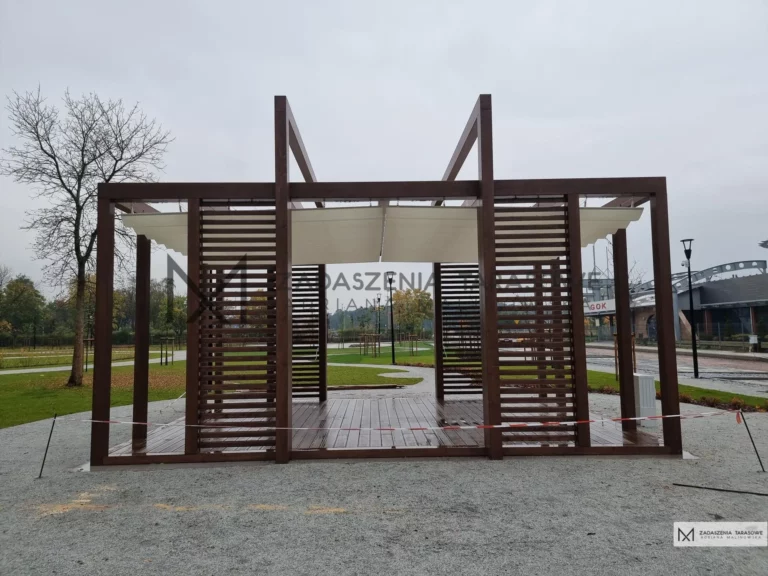 altana z materiałem na dachu