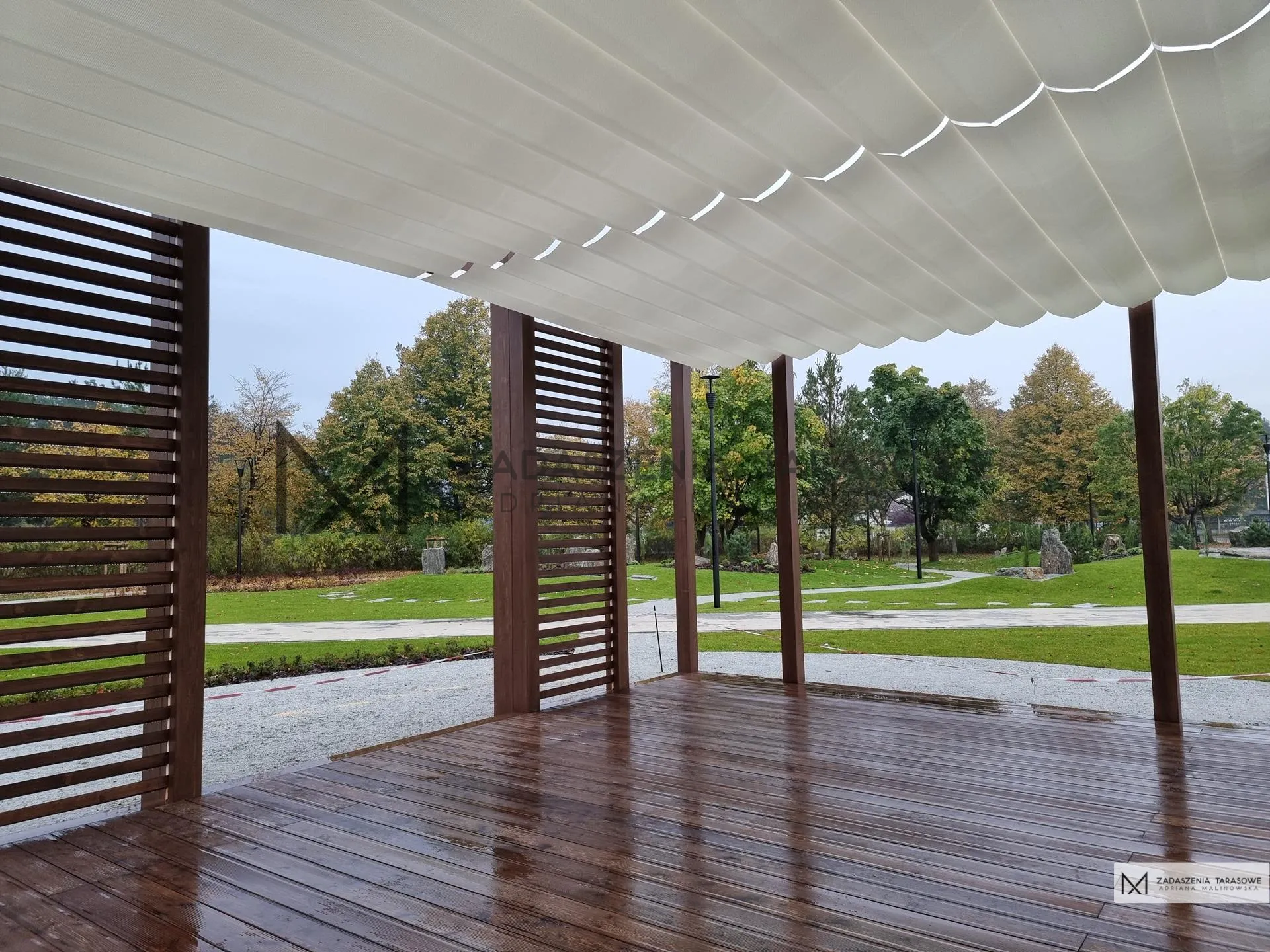 Materiał podwieszony w altanie