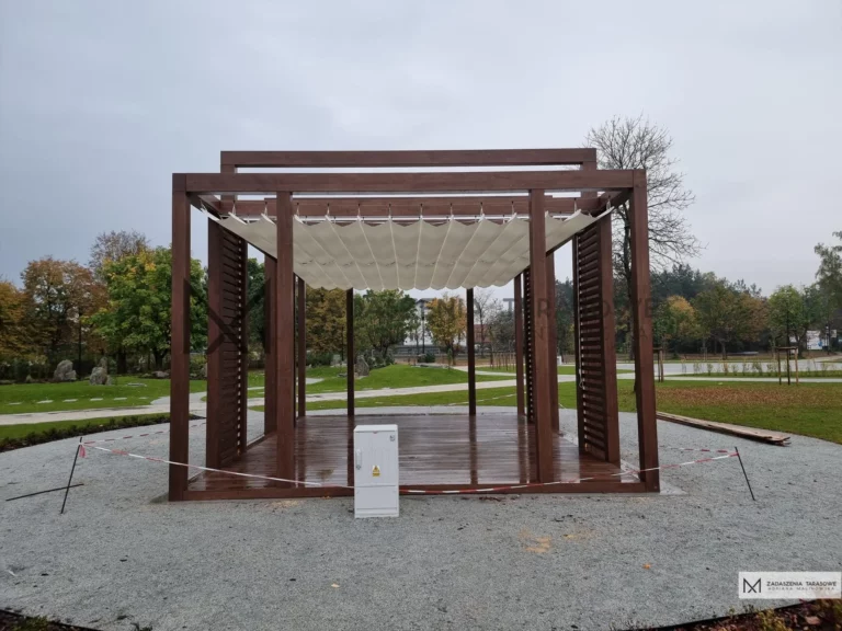 altana z materiałem na dachu przeciwdeszczowym