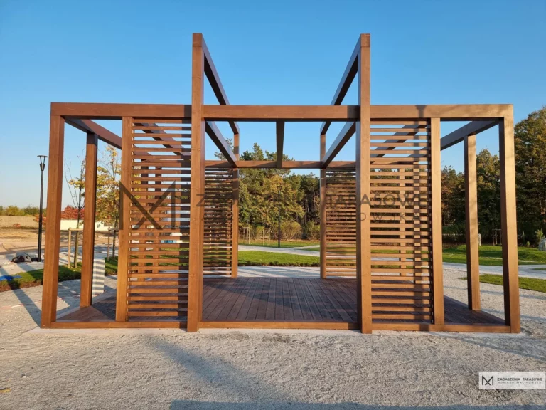 altana z materiałem na dachu wolnostojąca