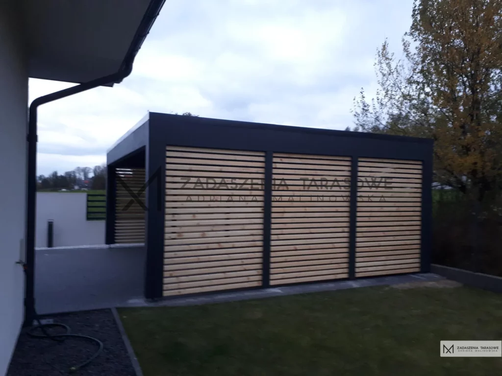drewniany garaż