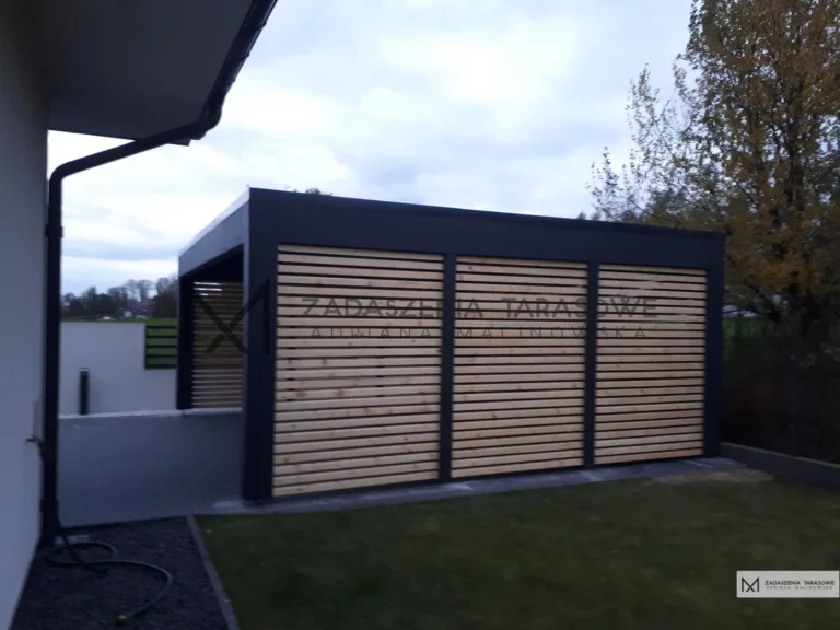 drewniany garaż