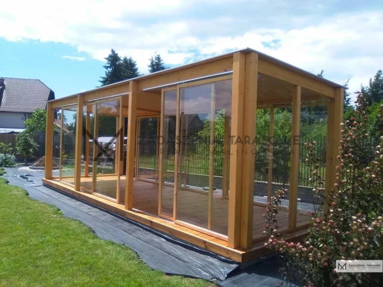 drewniana altana ze szkłem w ramach