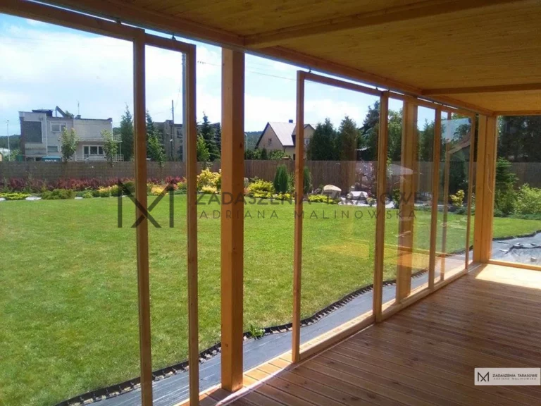 widok z wnętrza altanki