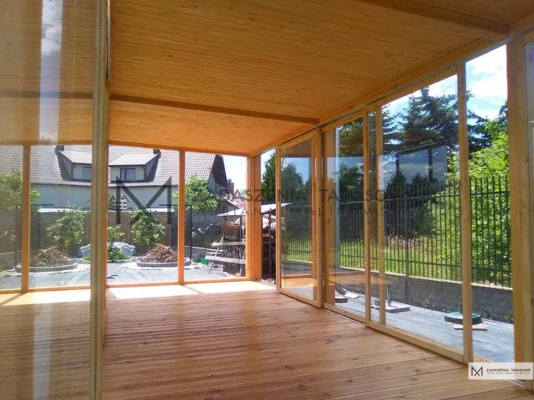 wnętrze altany z ramami