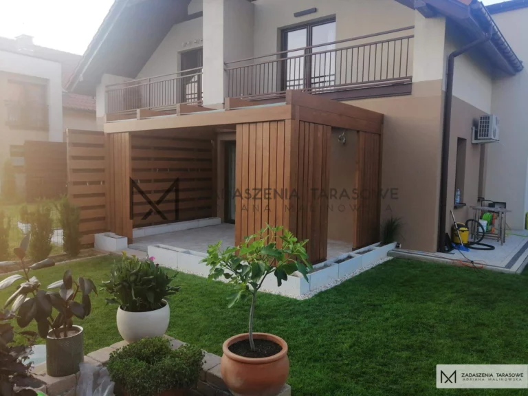 przyścienne drewniane zadaszenie