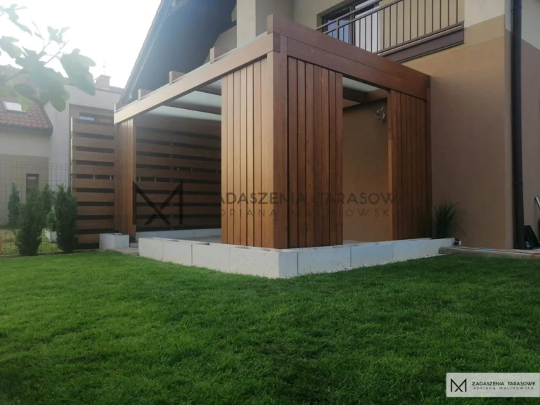 drewniane zadaszenia z lamelkami