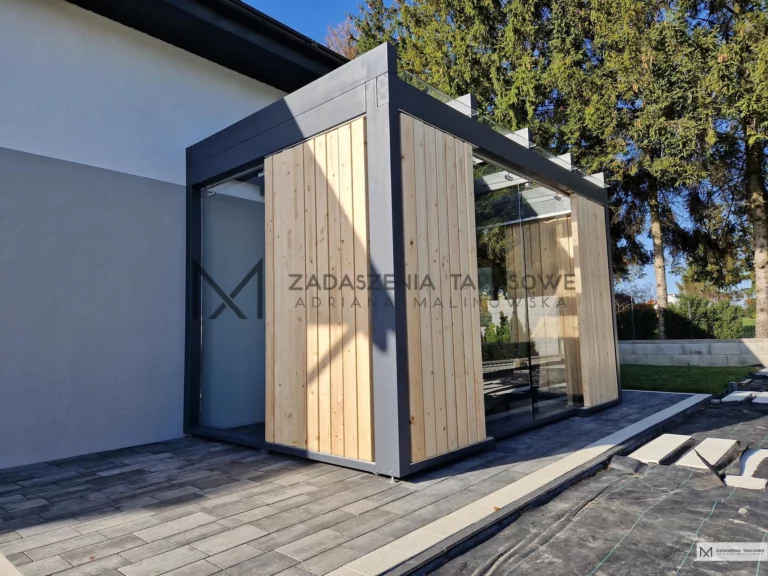 drewniane zadaszenie taras z lamelami pionowymi