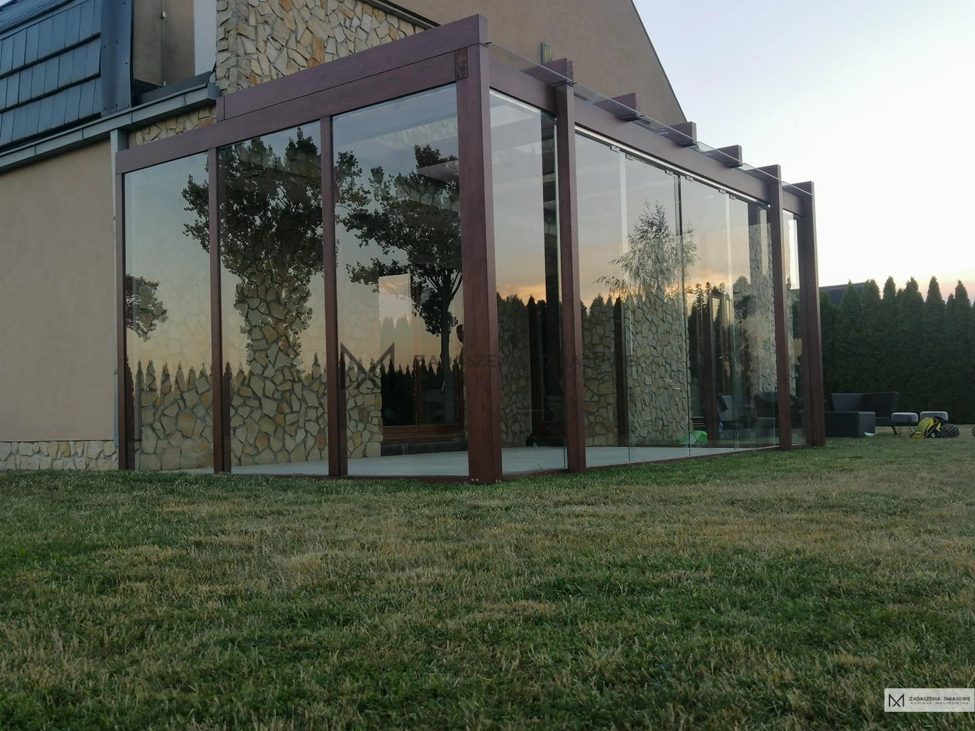 drewniane zadaszenie z osłoną od wiatru