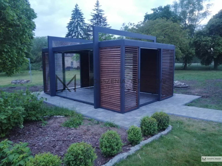 duża altana z deseczkami