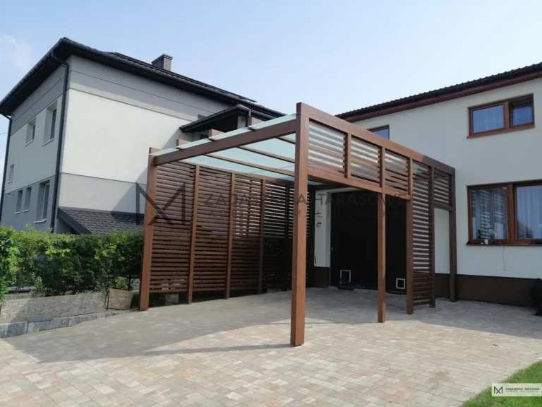 garażowa wiata z drewna