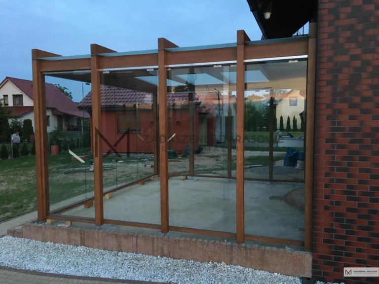 klasyczne minimalistyczne zadaszenie