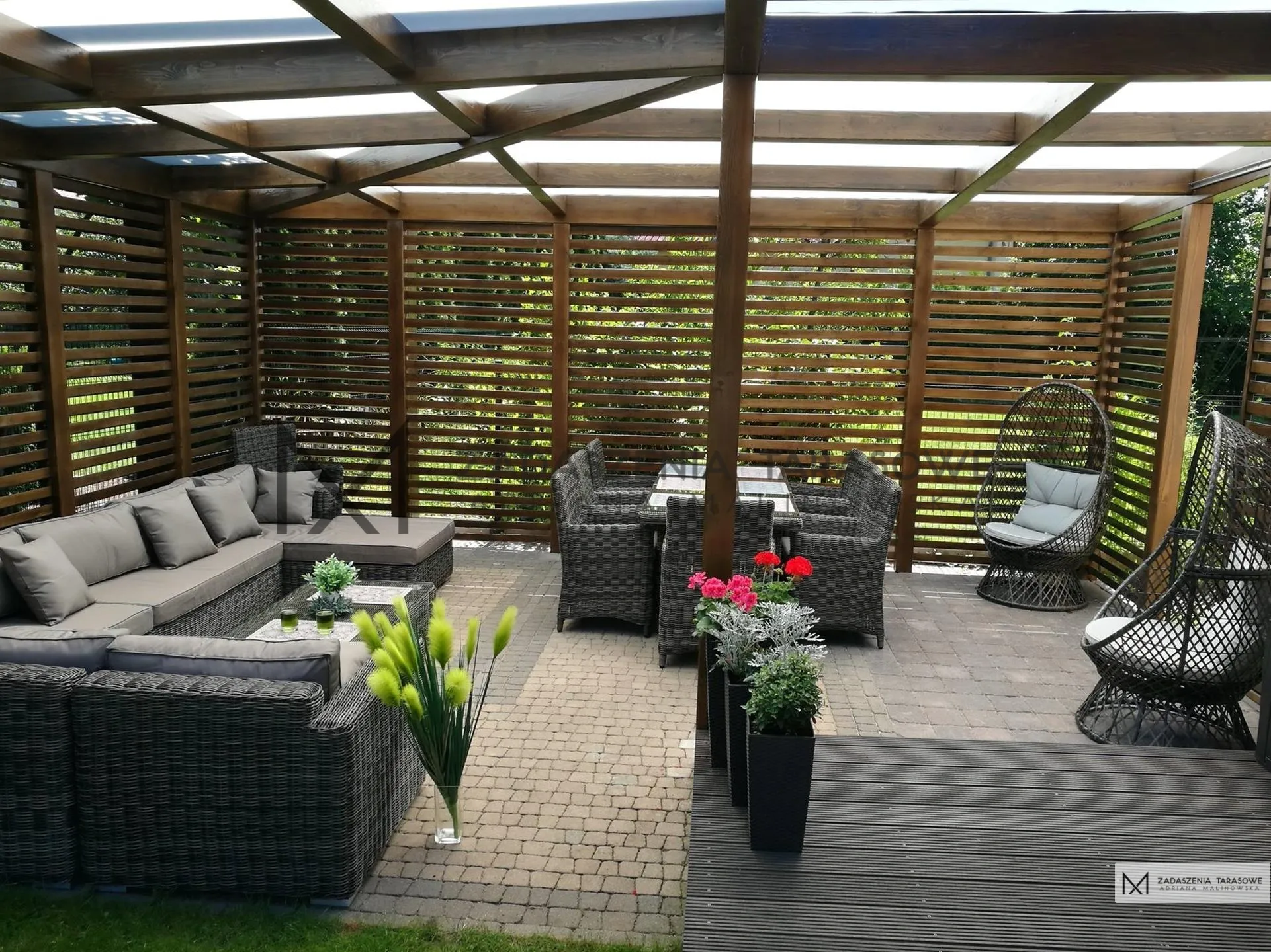 aranżacja narożnej altanki