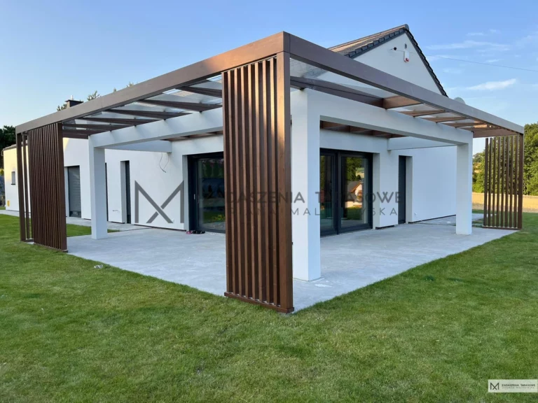 narożne zadaszenie na wieńcu betonowym