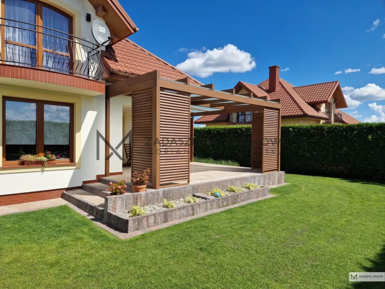 narożne zadaszenie z żaluzjami