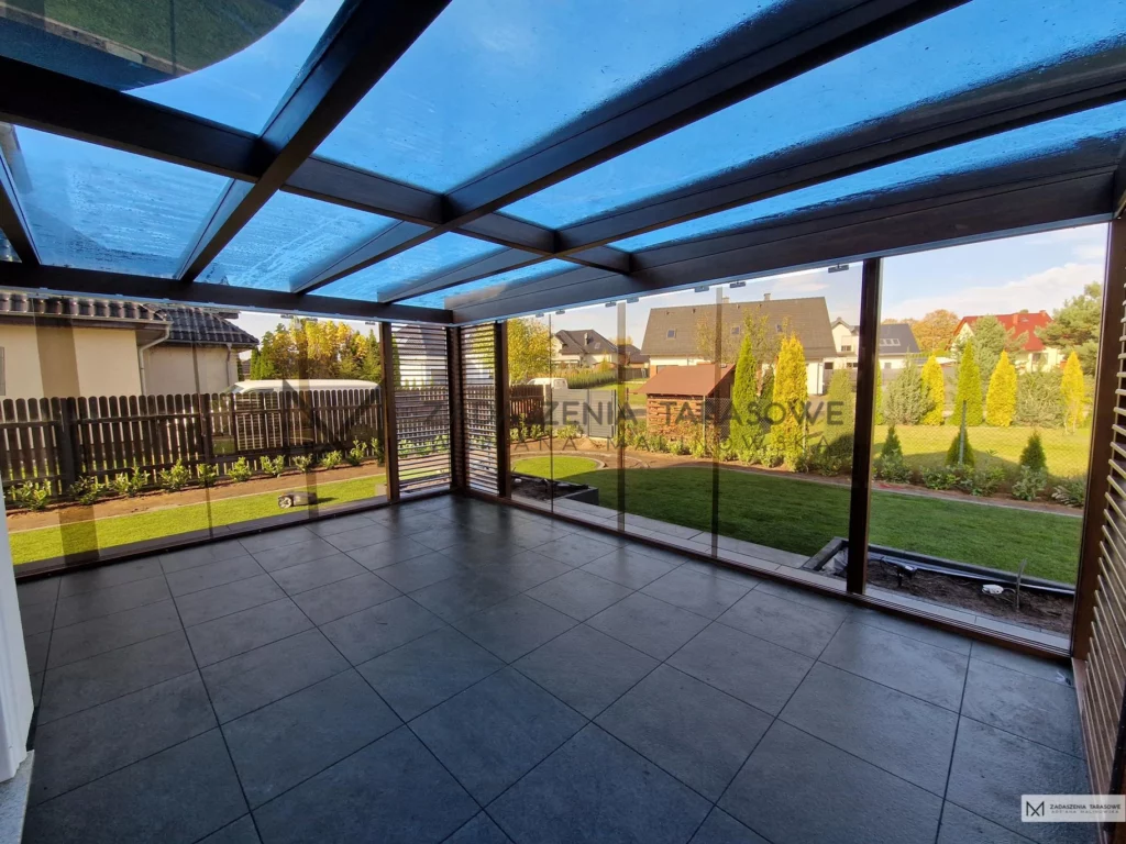 niebieskie szkło na dachu tarasu