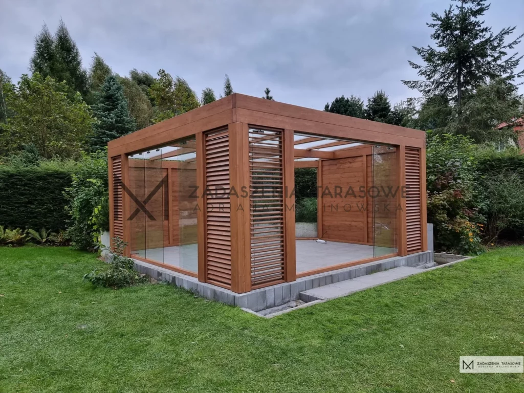altana z żaluzjami i szkłem