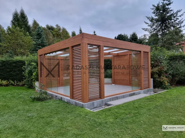 altana z żaluzjami i szkłem