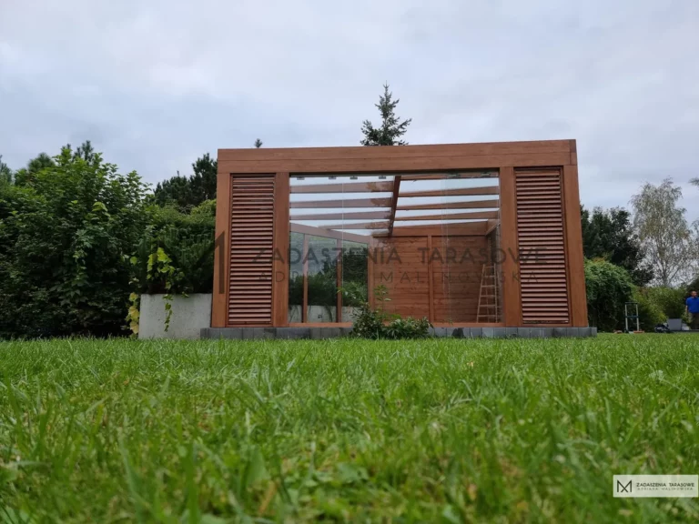 nietypowe altany ogrodowe z żaluzjami