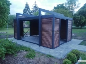 nowoczesna altana z żaluzjami w ogródku