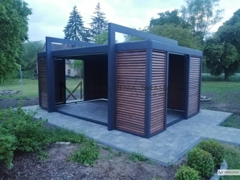 nowoczesna altana z żaluzjami w ogródku