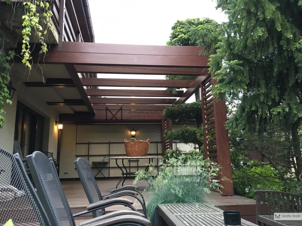 nowoczesne zadaszenie mocowane do balkonu