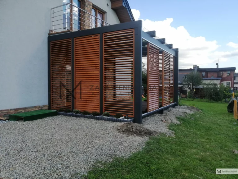 na tarasie z żaluzjami