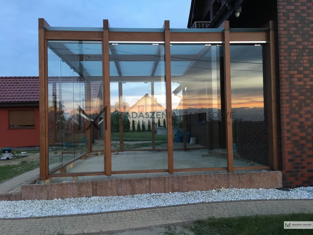 nowoczesne zadaszenie przy domu