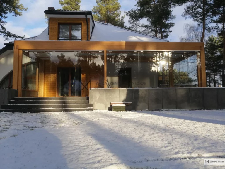 zadaszenie na tle śniegu