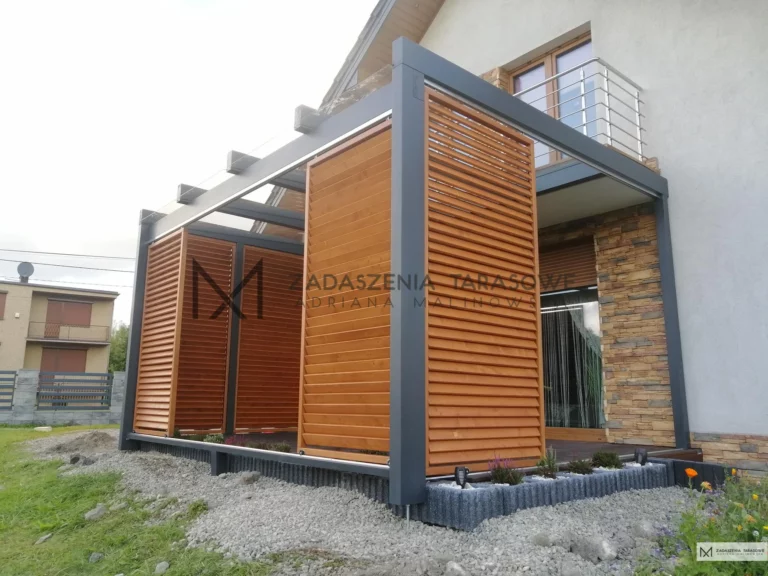 nowoczesne zadaszenie z żaluzjami