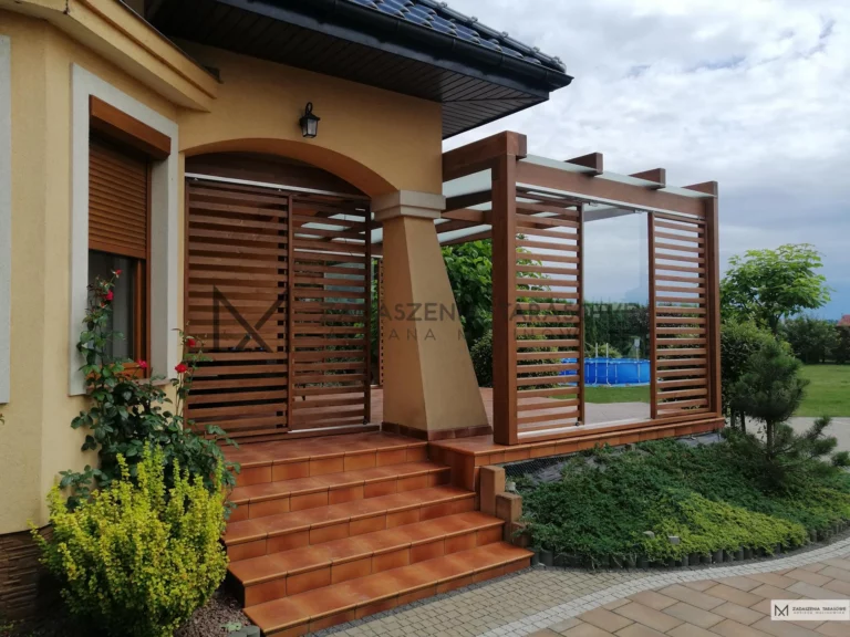 nowoczesny taras z zabudową