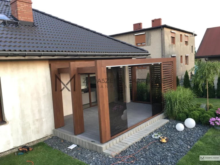 ogród z nowoczesnym zadaszeniem