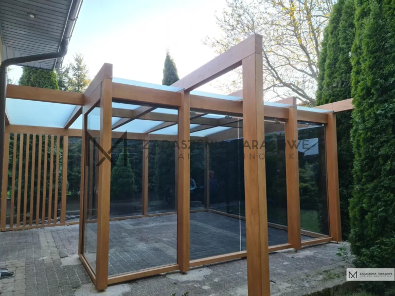 ogrodowa altana ze szkłem i lamelami