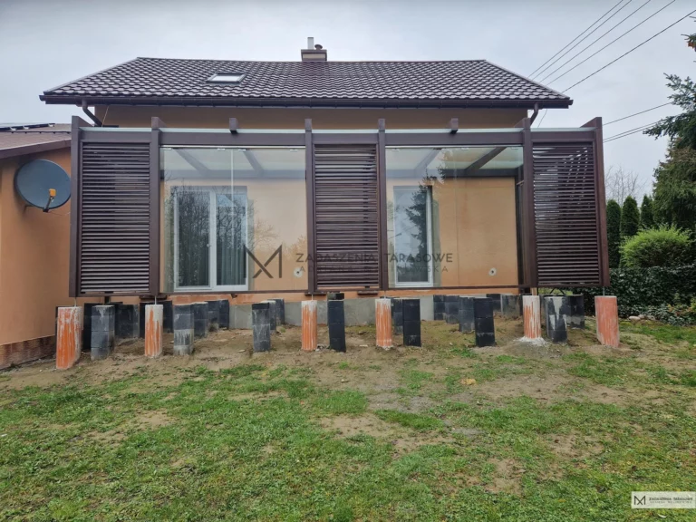 podwyższony taras z zadaszeniem