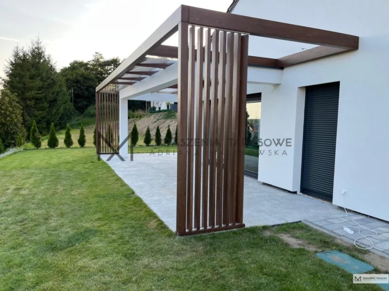 szklany dach na wieńcu z betonu