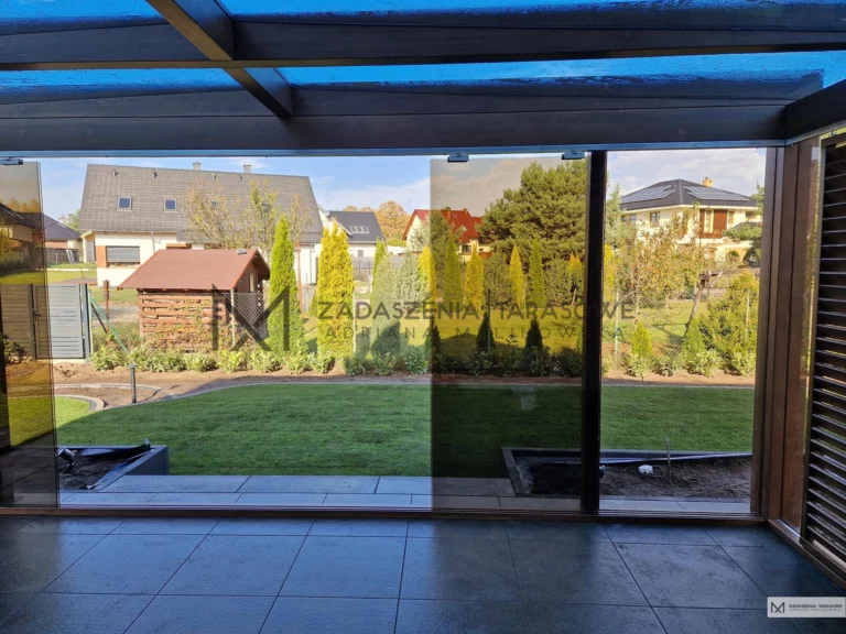 błękitne szkło w dachu