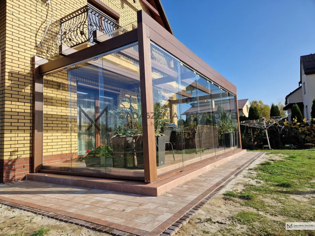 zadaszenie z kwiatami