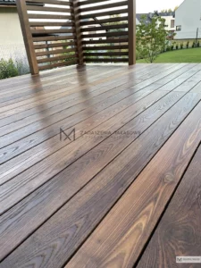 termo jesion pod zadaszeniem tarasu